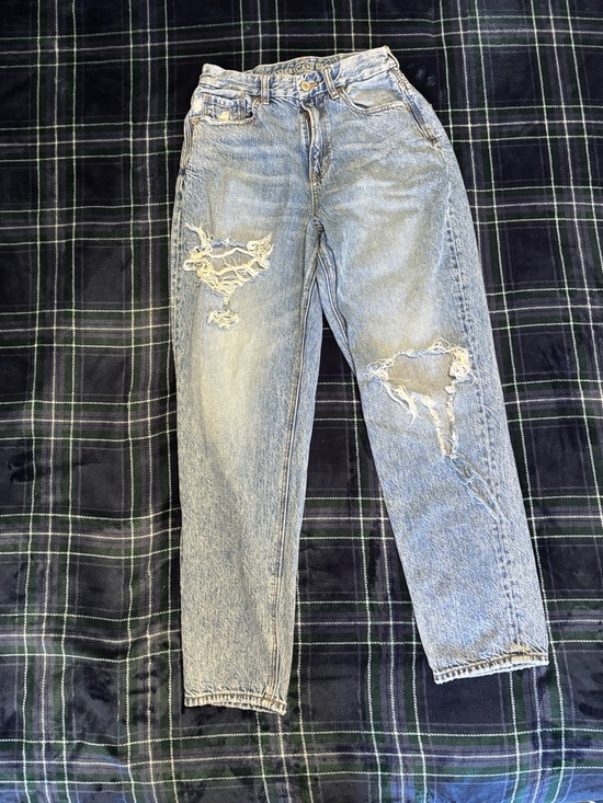 American Eagle Outfitters Denim - American Eagle curvy mom blue jeans with distressed details. Size 2.